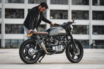 Moto café racer estacionada em ambiente urbano