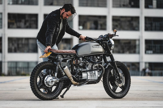 Moto café racer estacionada em ambiente urbano