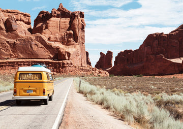 Estrada aberta com horizonte amplo, perfeita para road trip