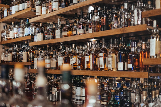 Copo de bourbon com gelo — Guia completo de bourbon whisky americano