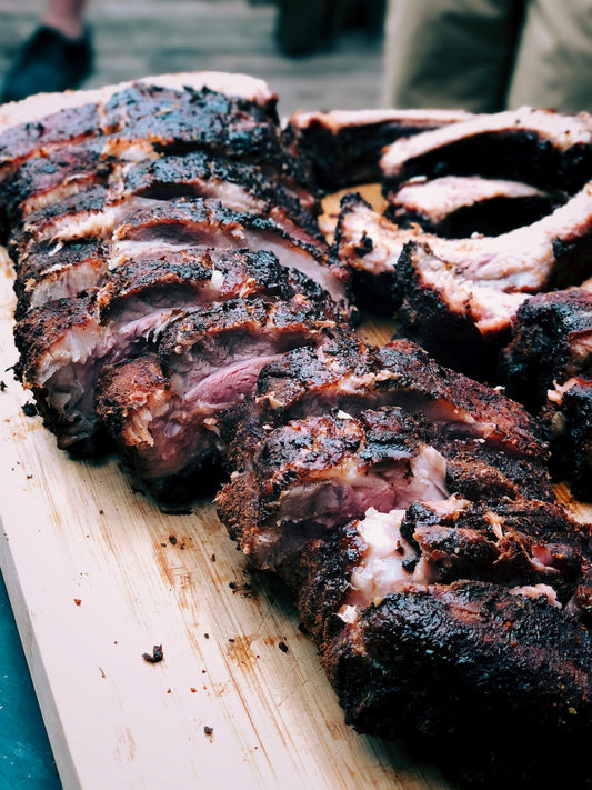 Carne grelhada no fogo com fumaça, estilo churrasco defumado